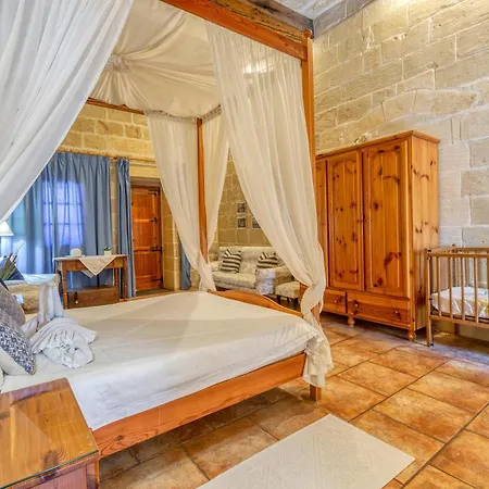 Ta'leli Pool In Gozo - Happy * Għarb