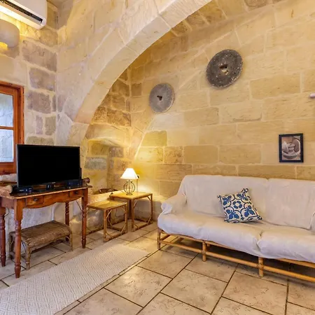 Ta'leli Pool In Gozo - Happy * Арб
